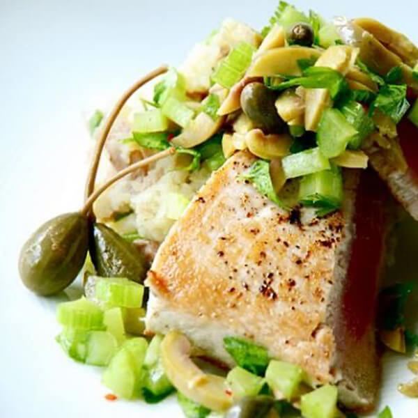 Seared pepper tuna green olives